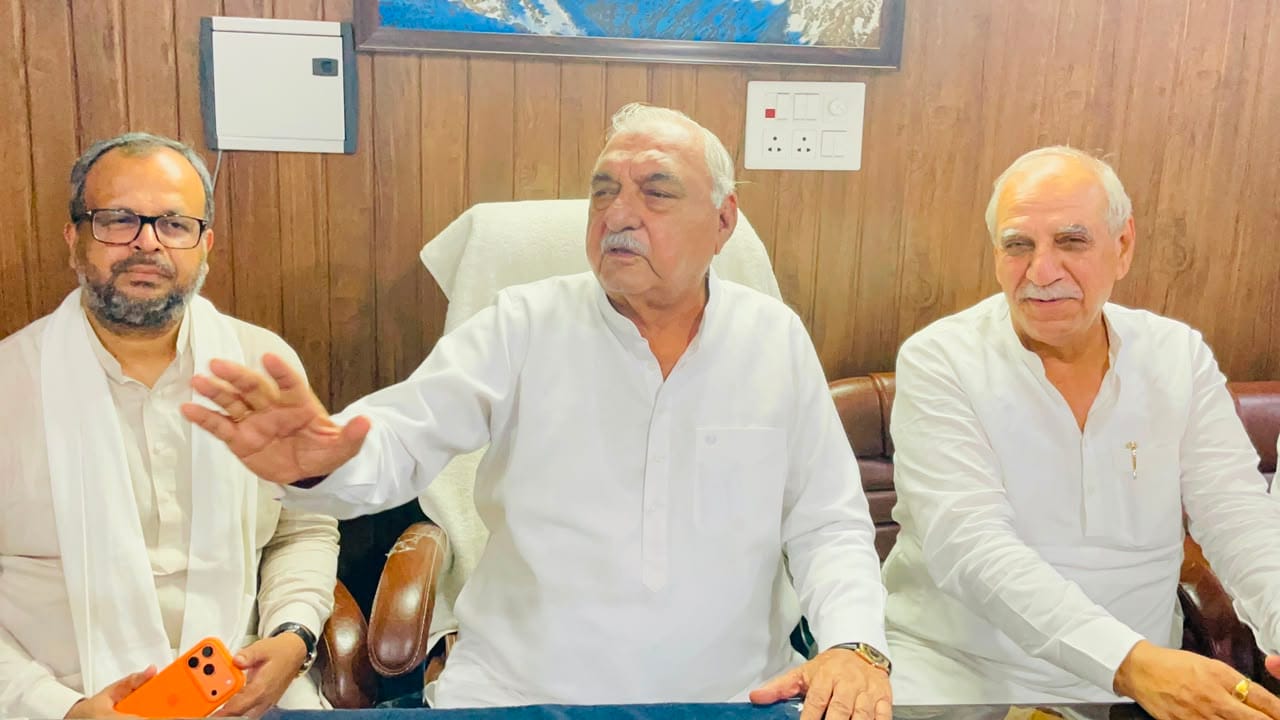 नारायणगढ़ में पत्रकारों से मंत्रणा करते पूर्व मुख्यमंत्री भूपेंद्र सिंह हुड्डा। प्रवक्ता