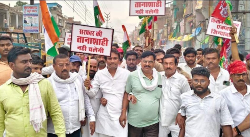 पीडीडीयू नगर में जुलूस निकालते युवा व सपा कार्यकर्ता। संवाद