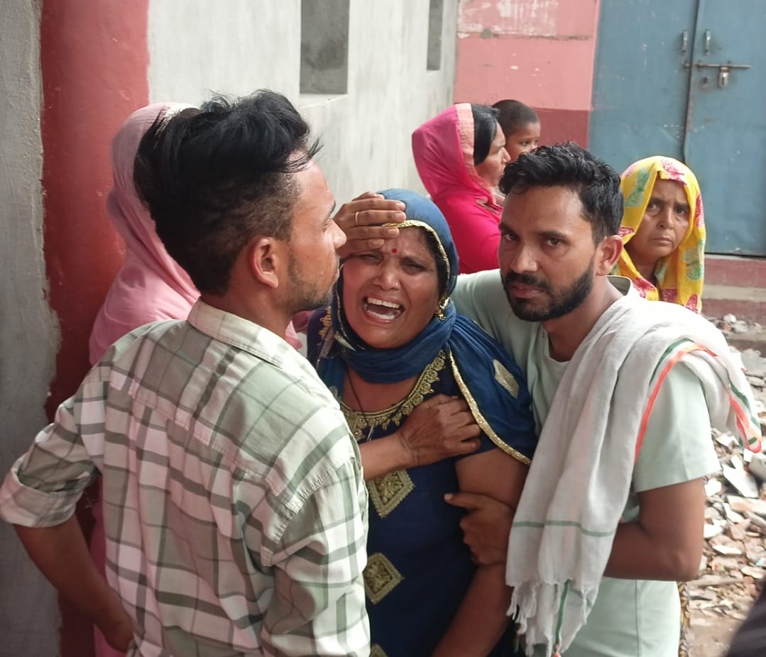 पालिका संविदा कर्मी की करंट से मौत के बाद जिला चिकित्सालय में विलाप करती मां एवं अन्य परिजन। सं