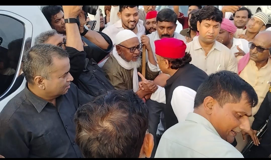 Former Chief Minister Akhilesh Yadav received a warm welcome from the weavers of Jalalpur