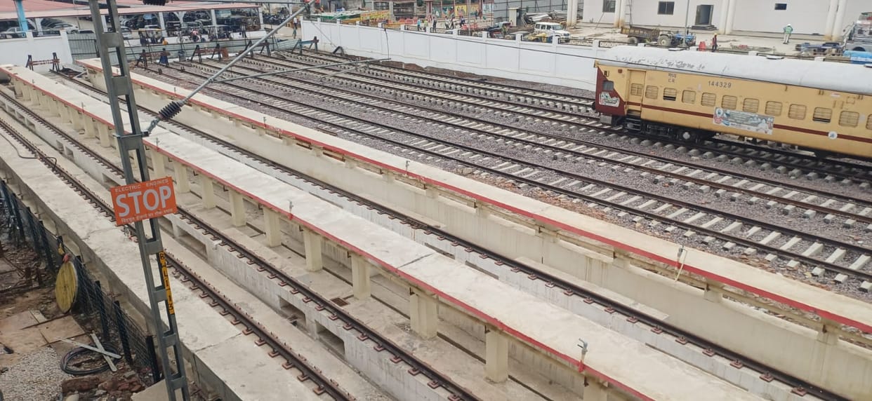 Prayagraj Junction receives the gift of two washing lines.