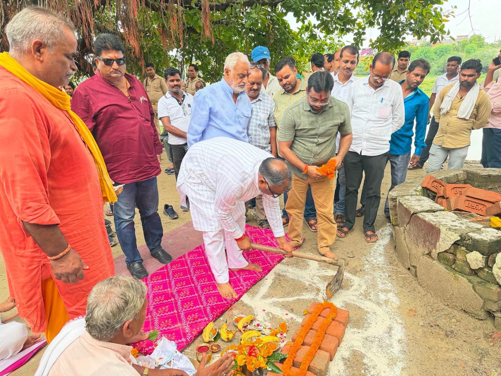 परियोजना का भूमि पूजन और शिलान्यास करते राज्यमंत्री गिरीश चंद्र यादव। संवाद