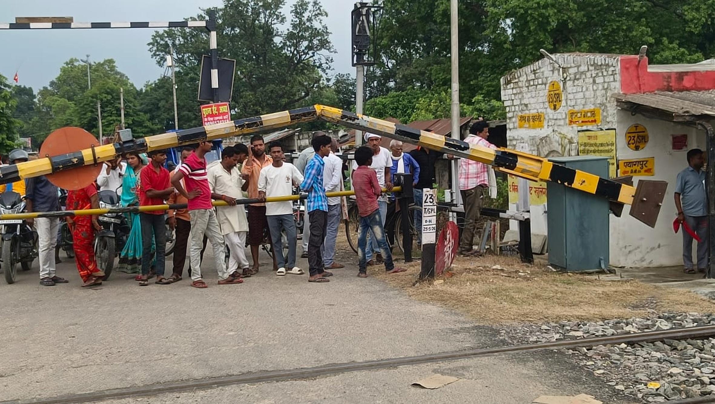 पयागपुर में पैतौरा मोड़ से भूपगंज मार्ग पर स्थित वाहन की टक्कर से टूटा रेलवे का बैरियर। 