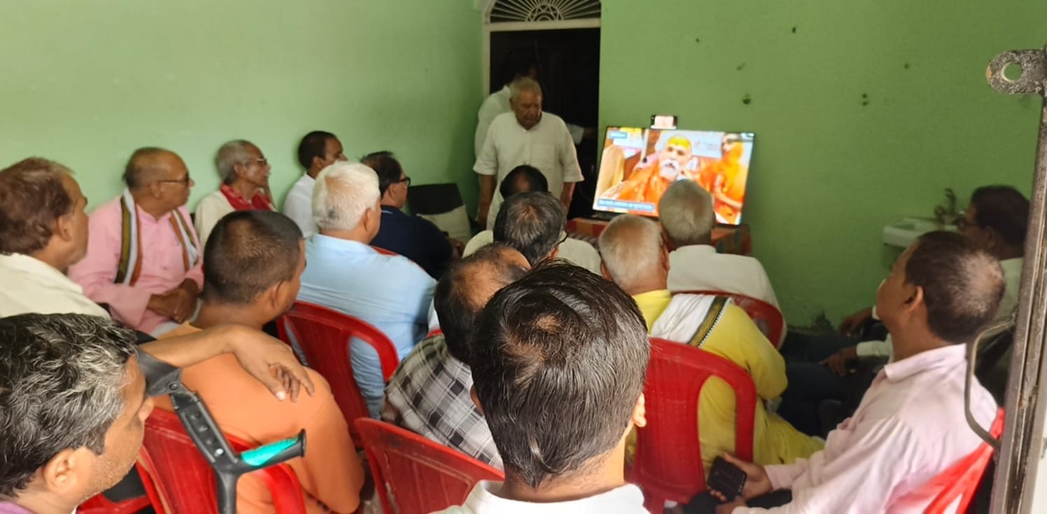 रोही गांव में स्वामी अविमुक्तेश्वरानंद का विचार सुनते लोग। स्रोत संगठन