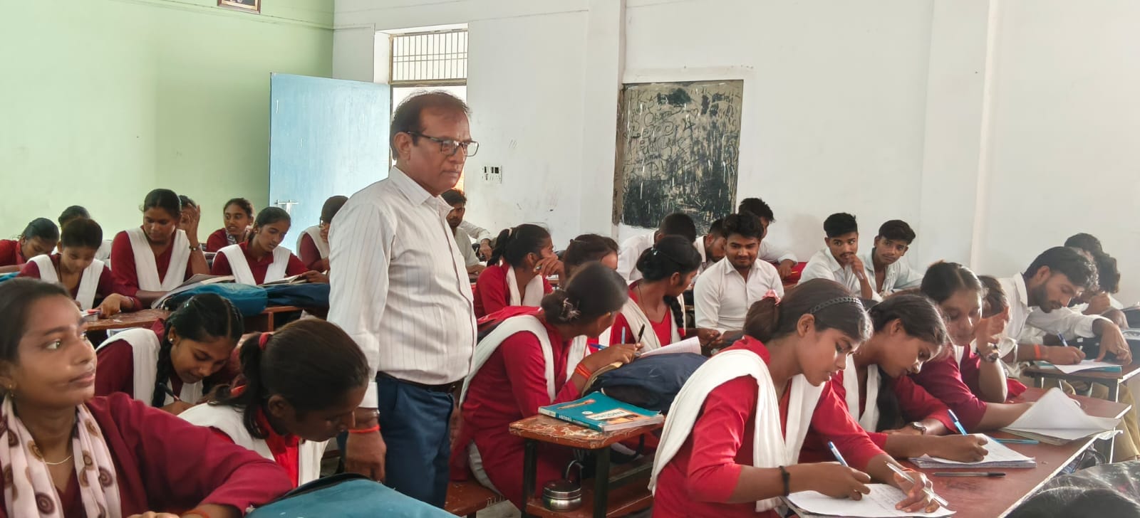  राजकीय इंटर कॉलेज फुरसतगंज में सामान्य प्रतियोगिता में प्रतिभाग करते विद्यार्थी। संवाद