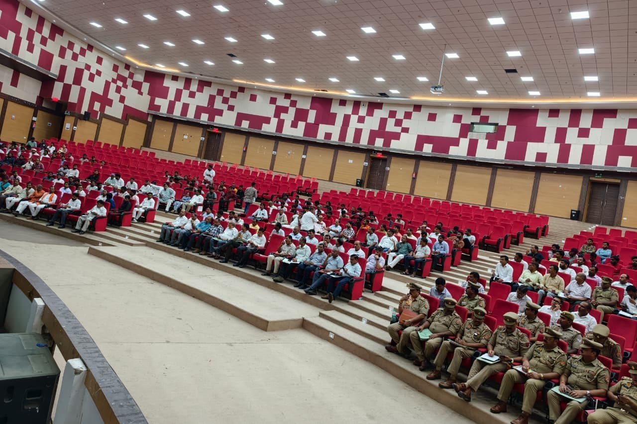 राजकीय मेडिकल कॉलेज सद्दरपुर के ऑडिटोरियम में कांवड़ यात्रा की तैयारियों के संबंध में बैठक और प