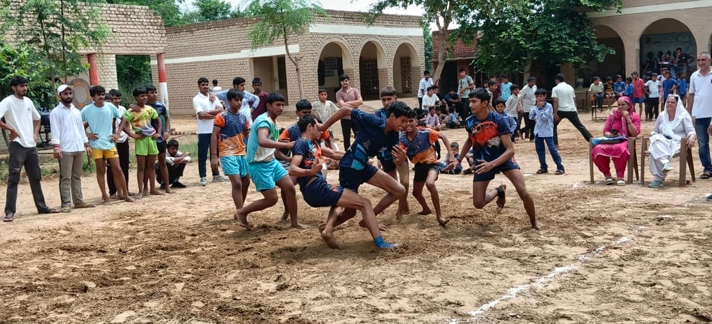 राजकीय वरिष्ठ माध्यमिक विद्यालय सिंघानी में आयोजित कबड्डी प्रतियोगिता में दमखम दिखाते खिलाड़