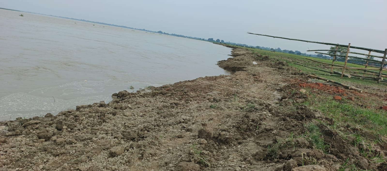 राजेसुल्तानपुर के माझा क्षेत्र में बढ़ता नदी का जलस्तर। संवाद