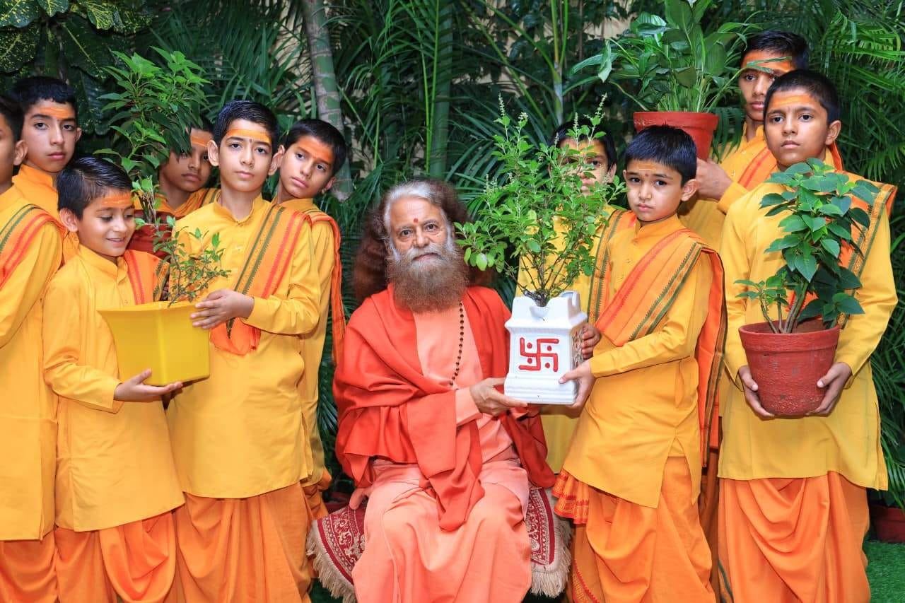 रमार्थ निकेतन में ऋषिकुमारो के साथ पर्यावरण का संदेश देते स्वामी चिदानंद सरस्वती।स्रोत- परमार्