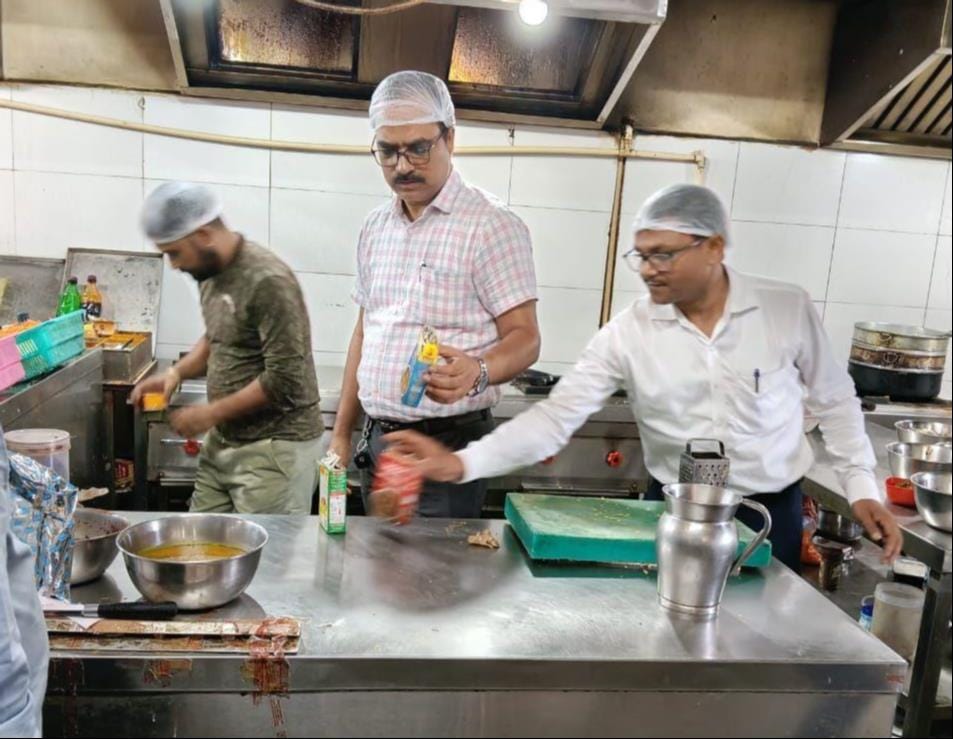 रायबरेली शहर के होटल में छापे के दौरान नमूना लेती जांच टीम।   -स्रोत : विभाग
