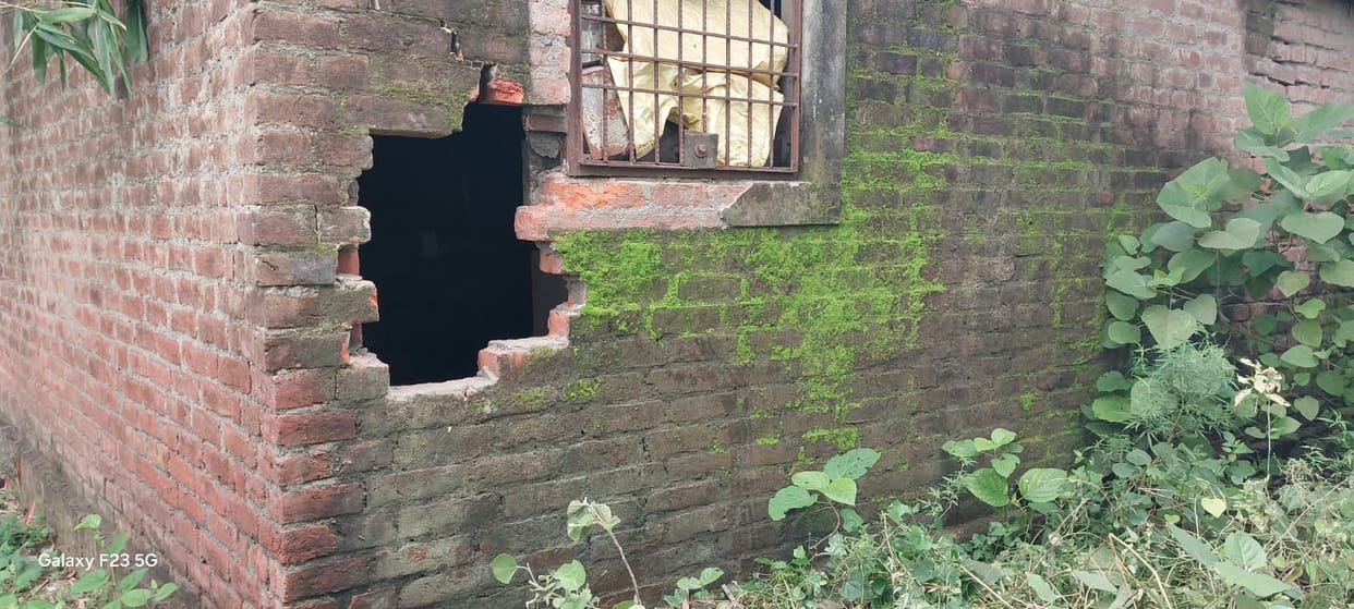 Two houses in Dharmapur were burgled, with thieves fleeing with cash and jewellery
