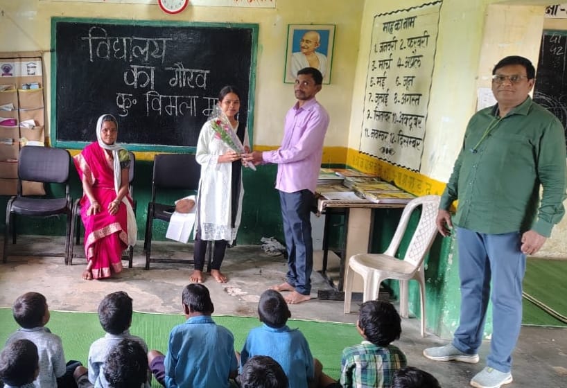 Mainpat's daughter Vimala Majhi achieved success in NEET exam, Junadih school honored her.