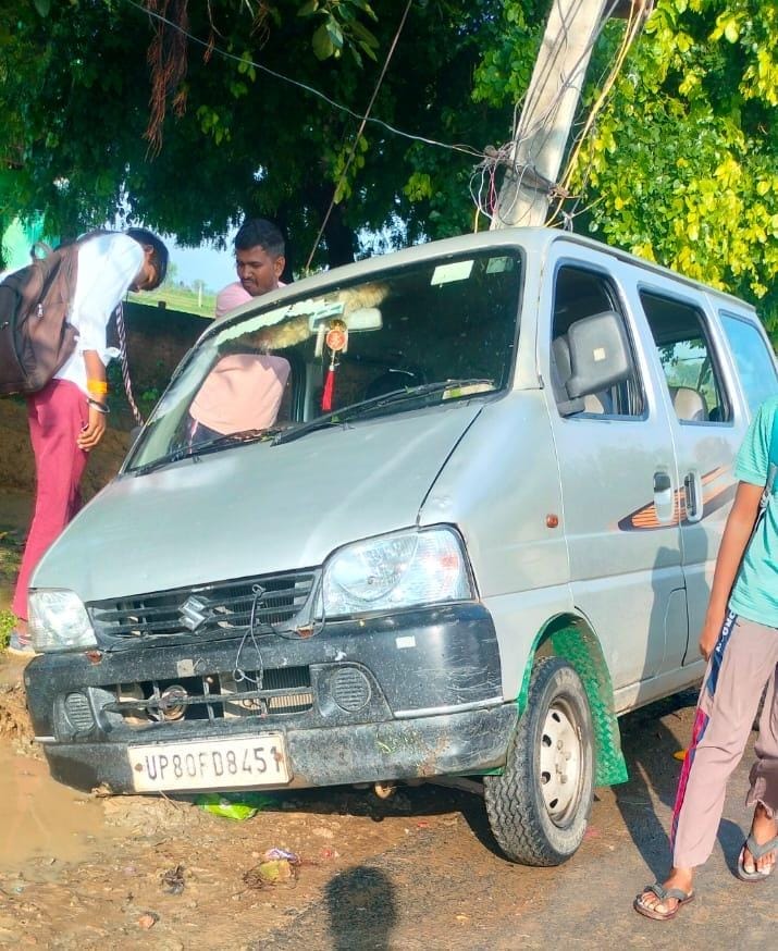 School van runs out of control and hits electric pole, children safe