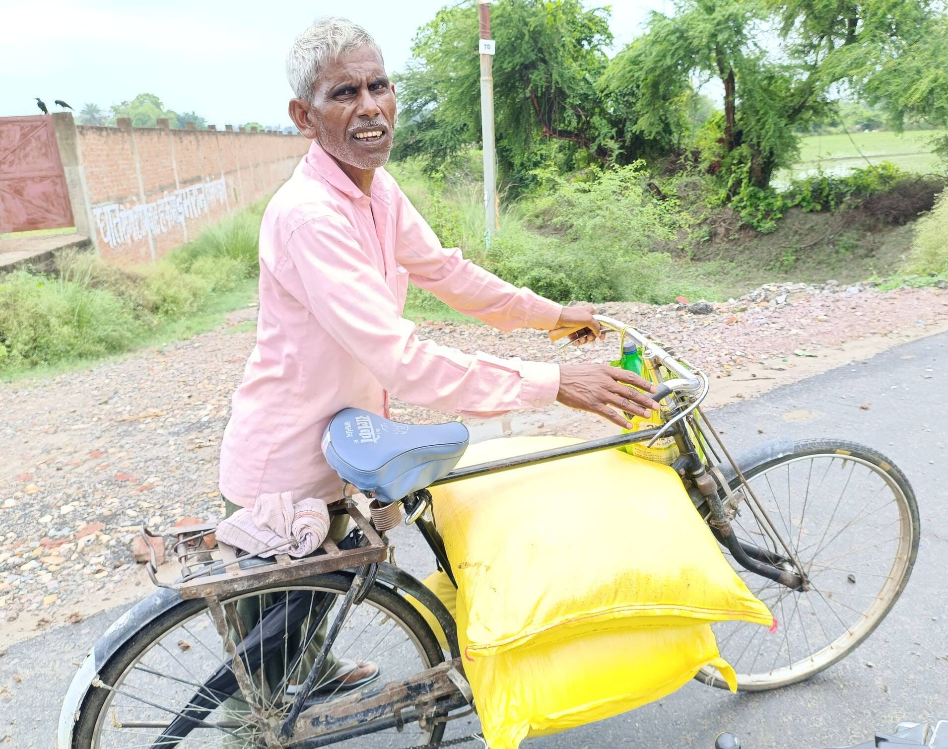 सर्वर चला तो समितियों पर उमड़ी किसानों की भीड़