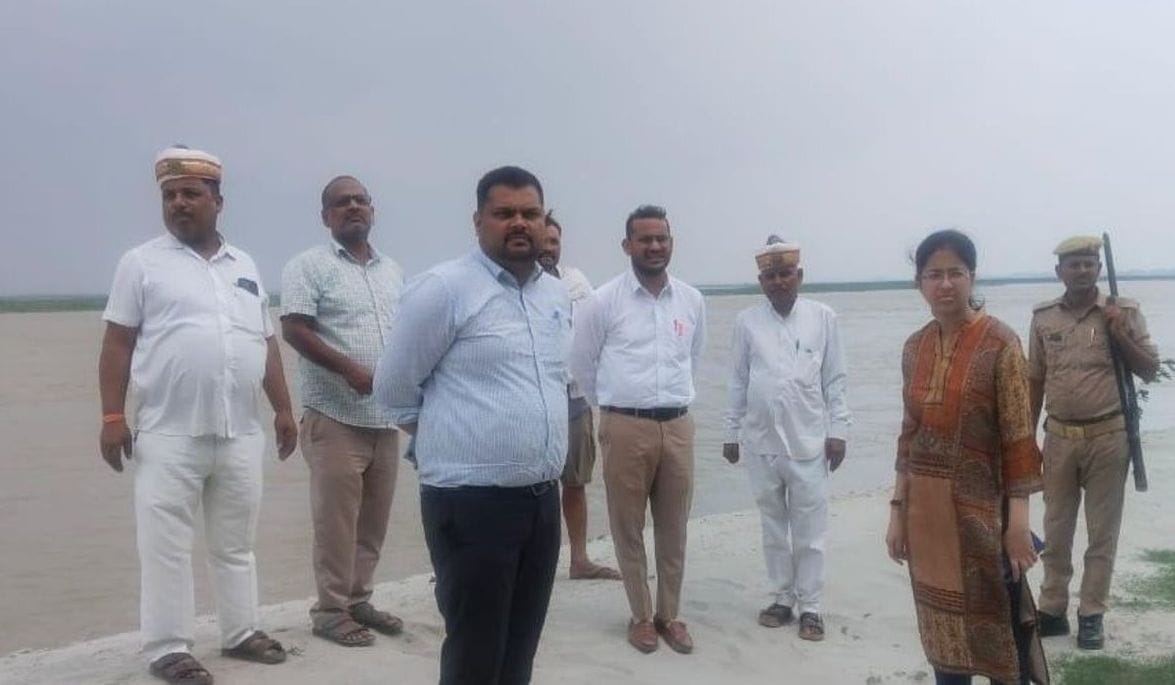 सरयू नदी का जल स्तर शुक्रवार को थोड़ा घटा, मगर खतरे के निशान से ऊपर है। बारिश के कारण अगले 24 घ
