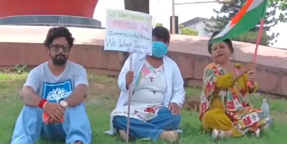 सिटी के महाराजा अग्रसेन चौक पर धरना देतीं डॉ बिन्नी और उनकी माता। संवाद