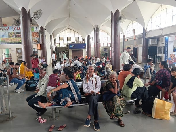 Aligarh News: अलीगढ़-दिल्ली मार्ग पर ट्रेनों के निरस्त होने से यात्रियों की बढ़ी मुश्किलें