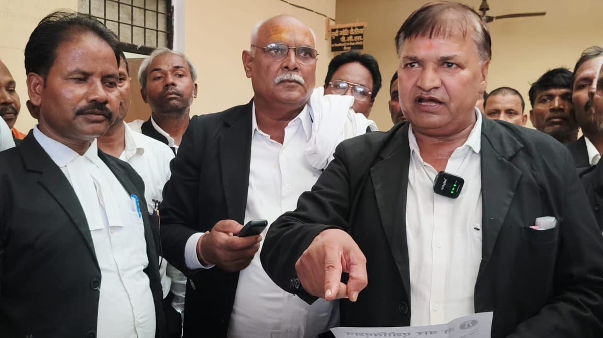 Lawyers extend support to the ongoing student protest at Jantar Mantar.