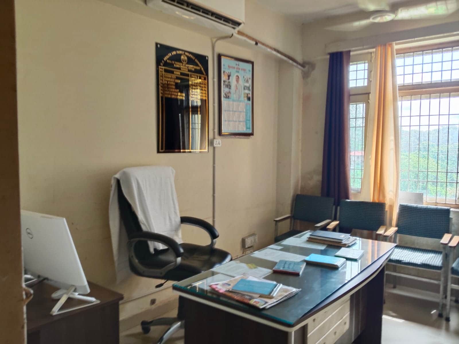 सिविल अस्पताल बड़सर में रिक्त पड़ी चिकित्सक की कुर्सी। स्रोत जागरूक पाठक