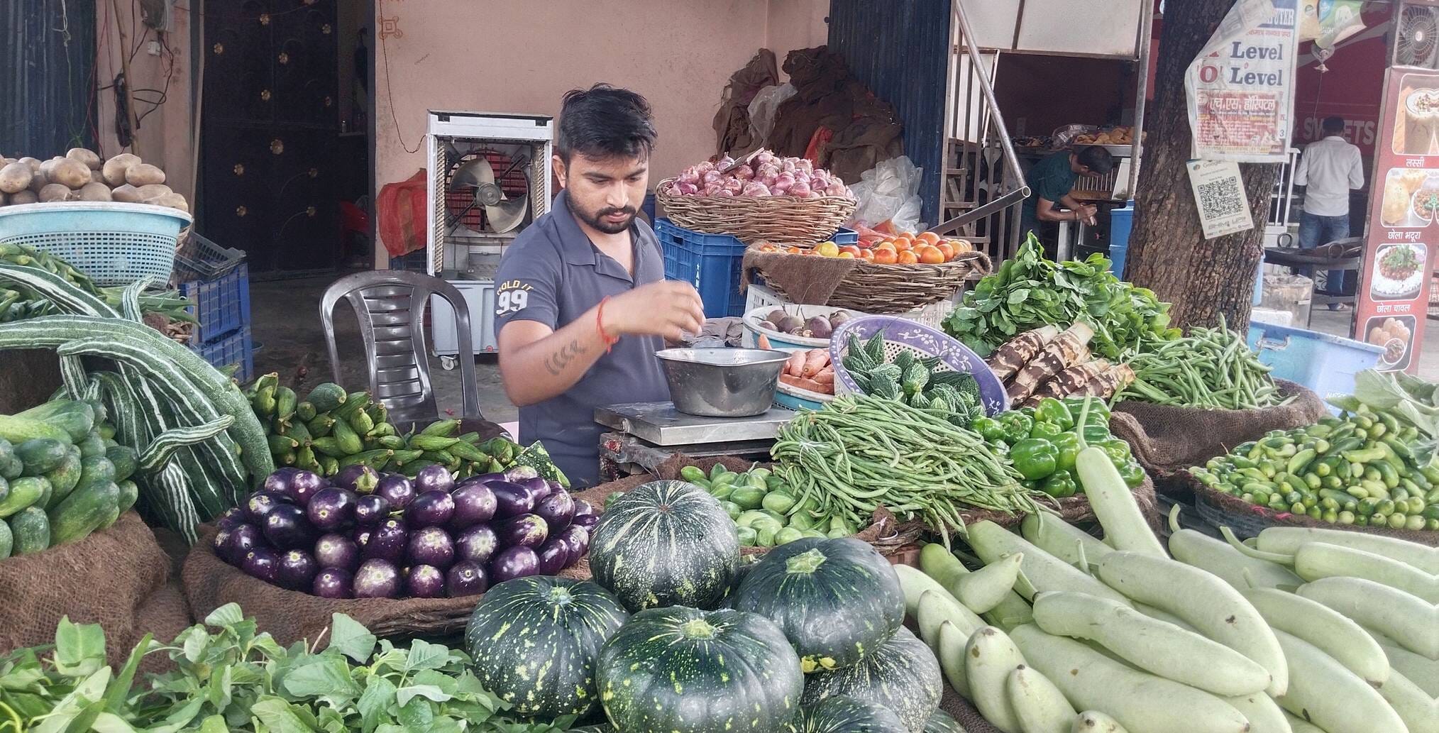 शहर की मंडियों में ग्रामीण इलाकों से मुख्य रूप से लौकी, तरोई, कद्दू और भिंडी की आपूर्ति होती है