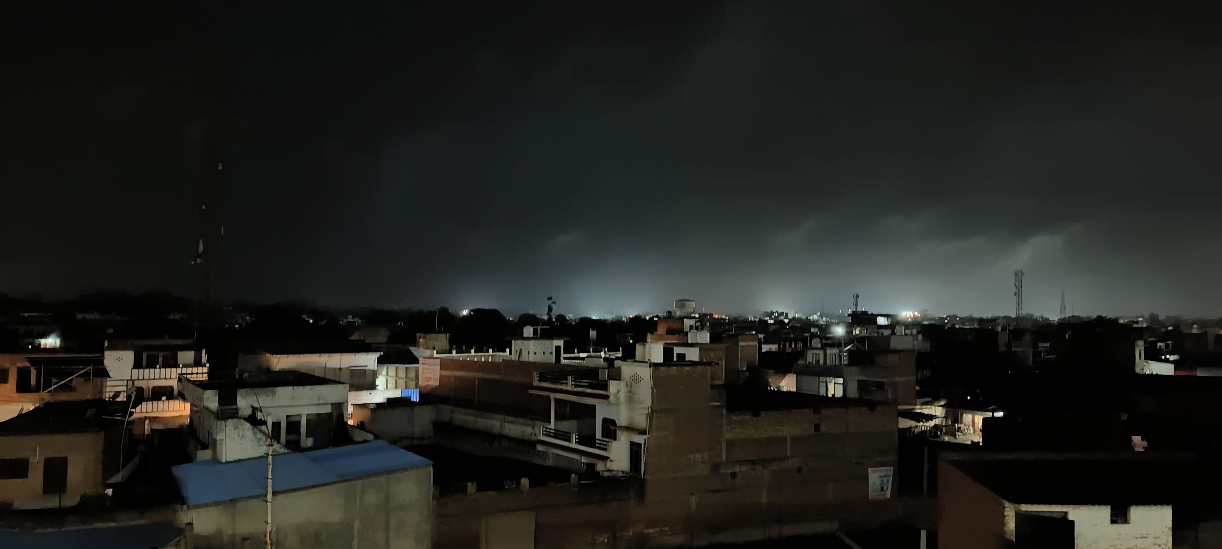 शहर में बृहस्पतिवार देर रात बारिश के दौरान बिजली न रहने से छाया अंधेरा। -संवाद