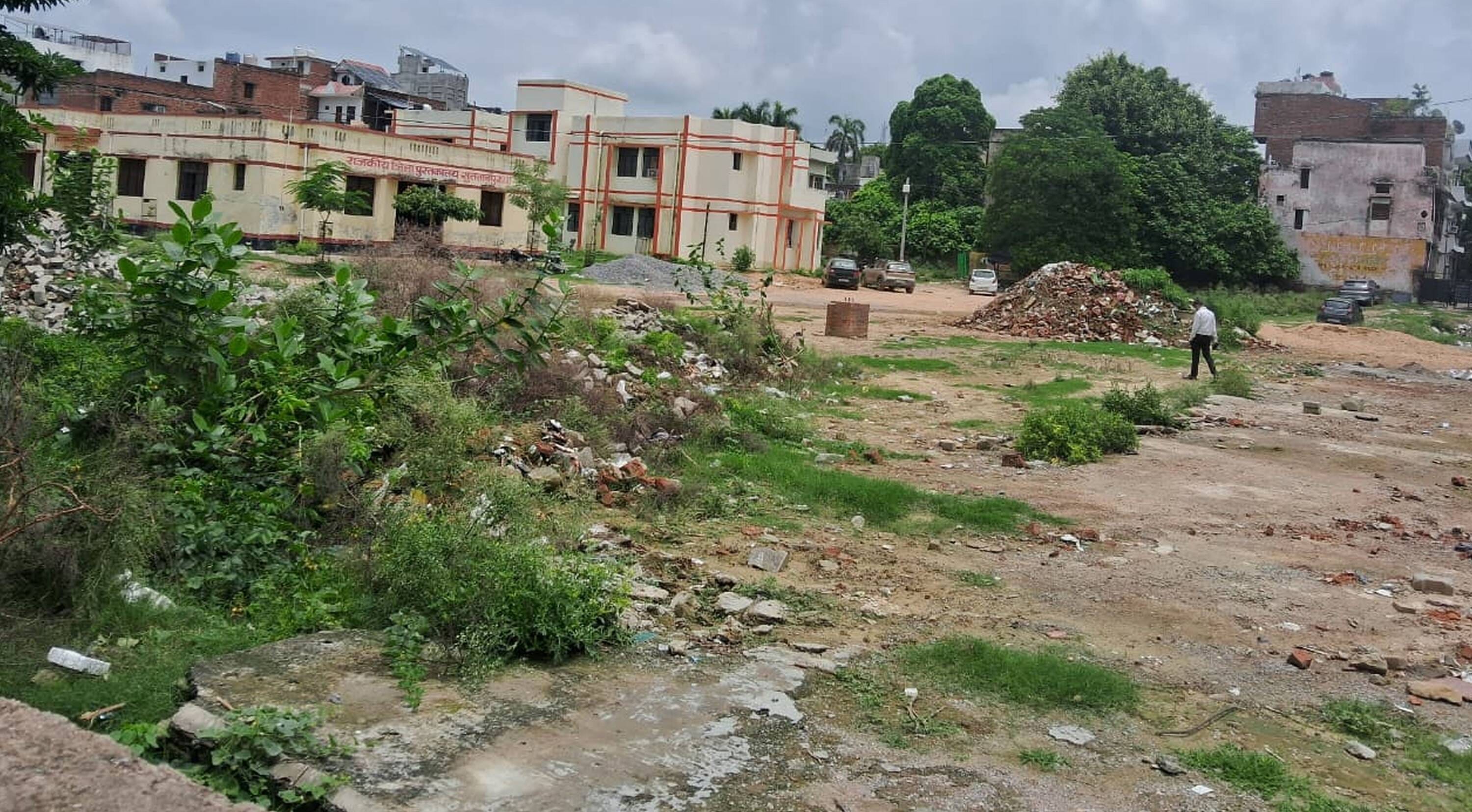शहर में जीआईसी का बदहाल पड़ा खेल मैदान। संवाद