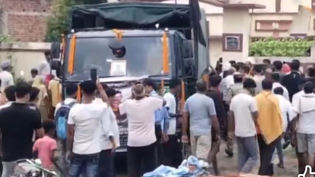 शहीद जवान को श्रद्धांजलि अर्पित करते स्थानीय विधायक
