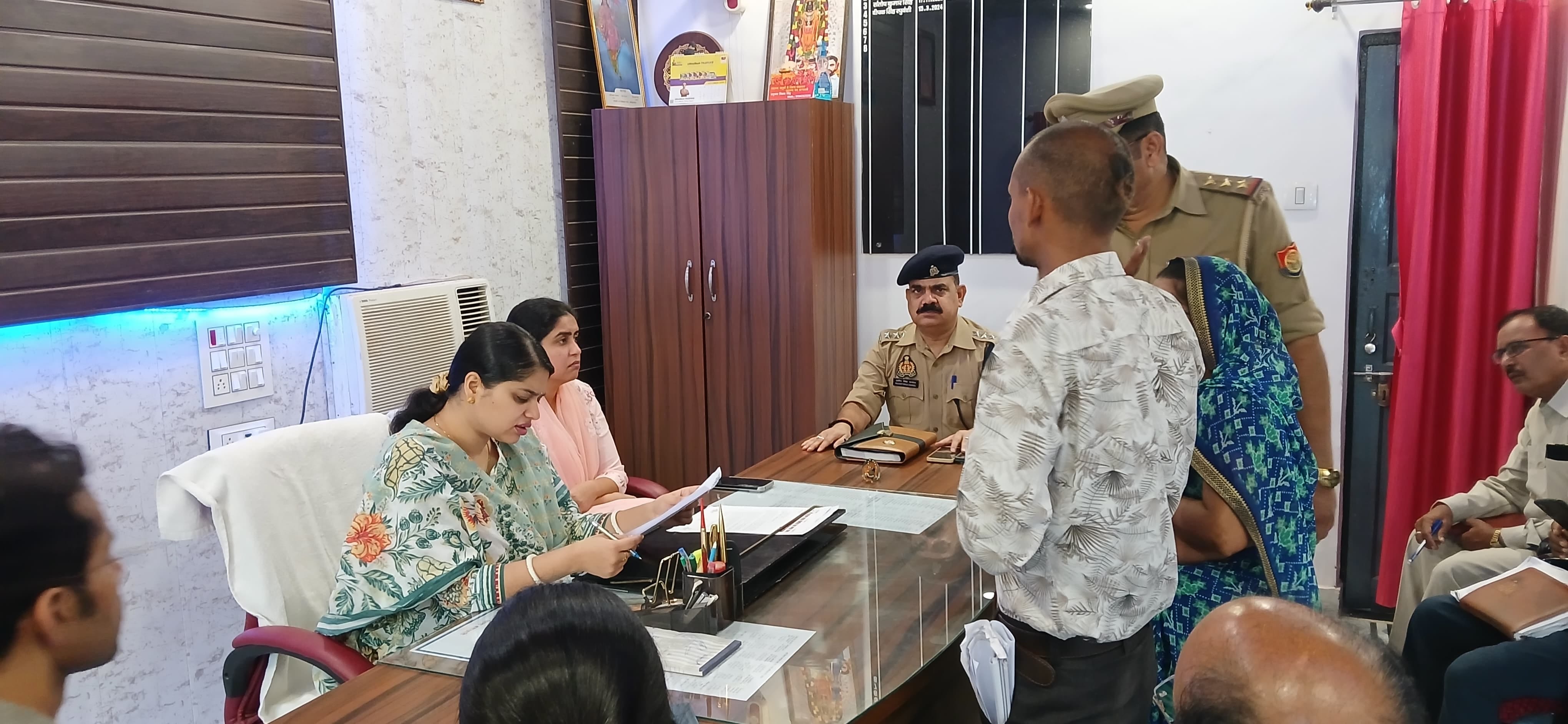 टांडा कोतवाली में शनिवार को आयोजित थाना समाधान दिवस में फरियादियों की समस्याएं सुनतीं डीएम ईशा 