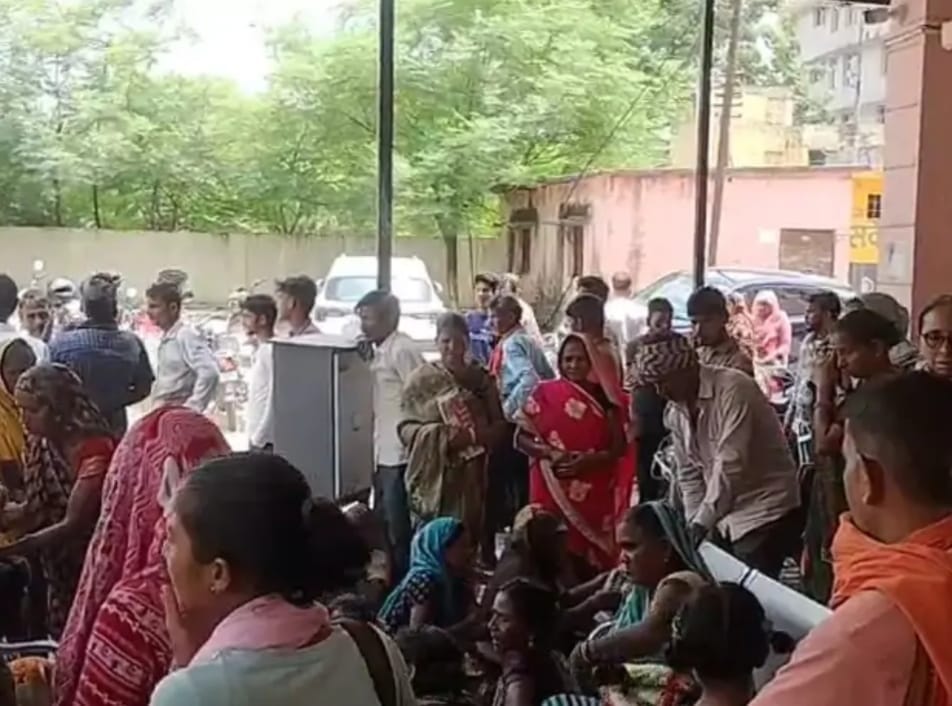 ट्राली पलटने से राजमिस्त्री की मौत के बाद शोकाकुल परिजन। स्रोत- ग्रामीण