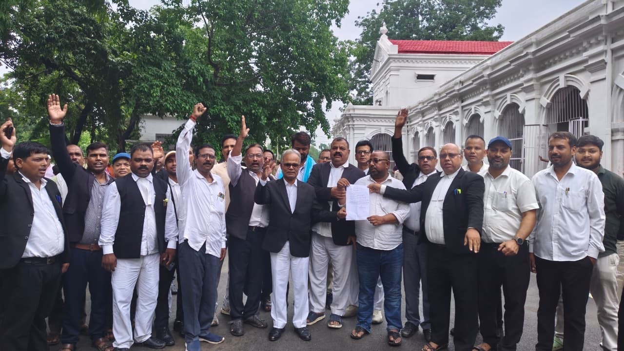 दिल्ली के जंतर-मंतर पर चल रहे धरना के समर्थन में जिलाधिकारी को पत्रक सौंपने जाते अधिवक्तागण।स