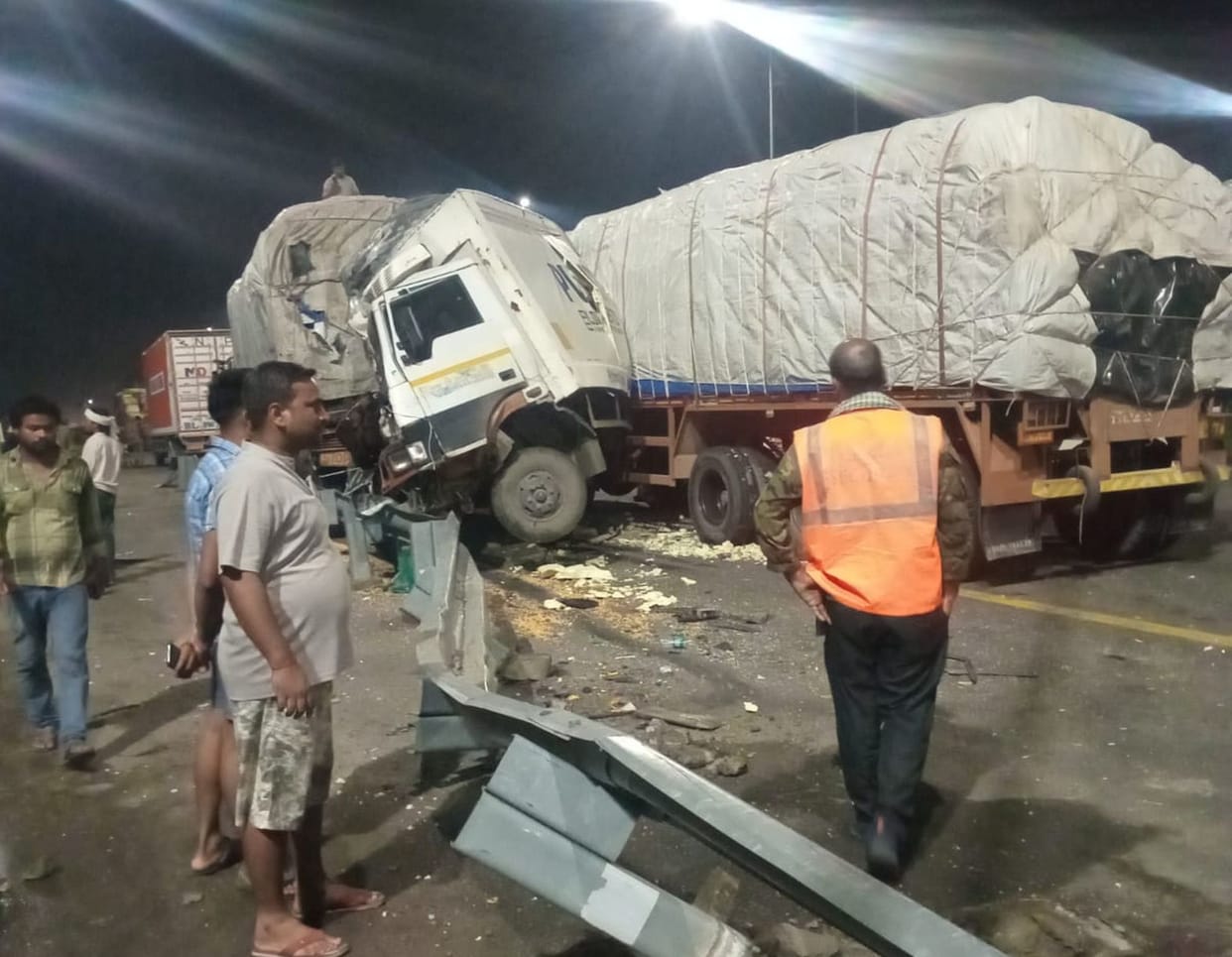 Three vehicles collided on the expressway; one driver injured.
