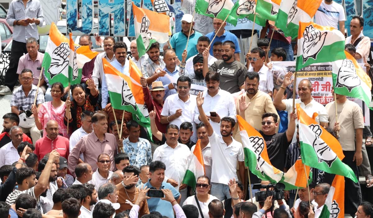 Congress and NSUI raise their voices in protest against the NEET paper leak.