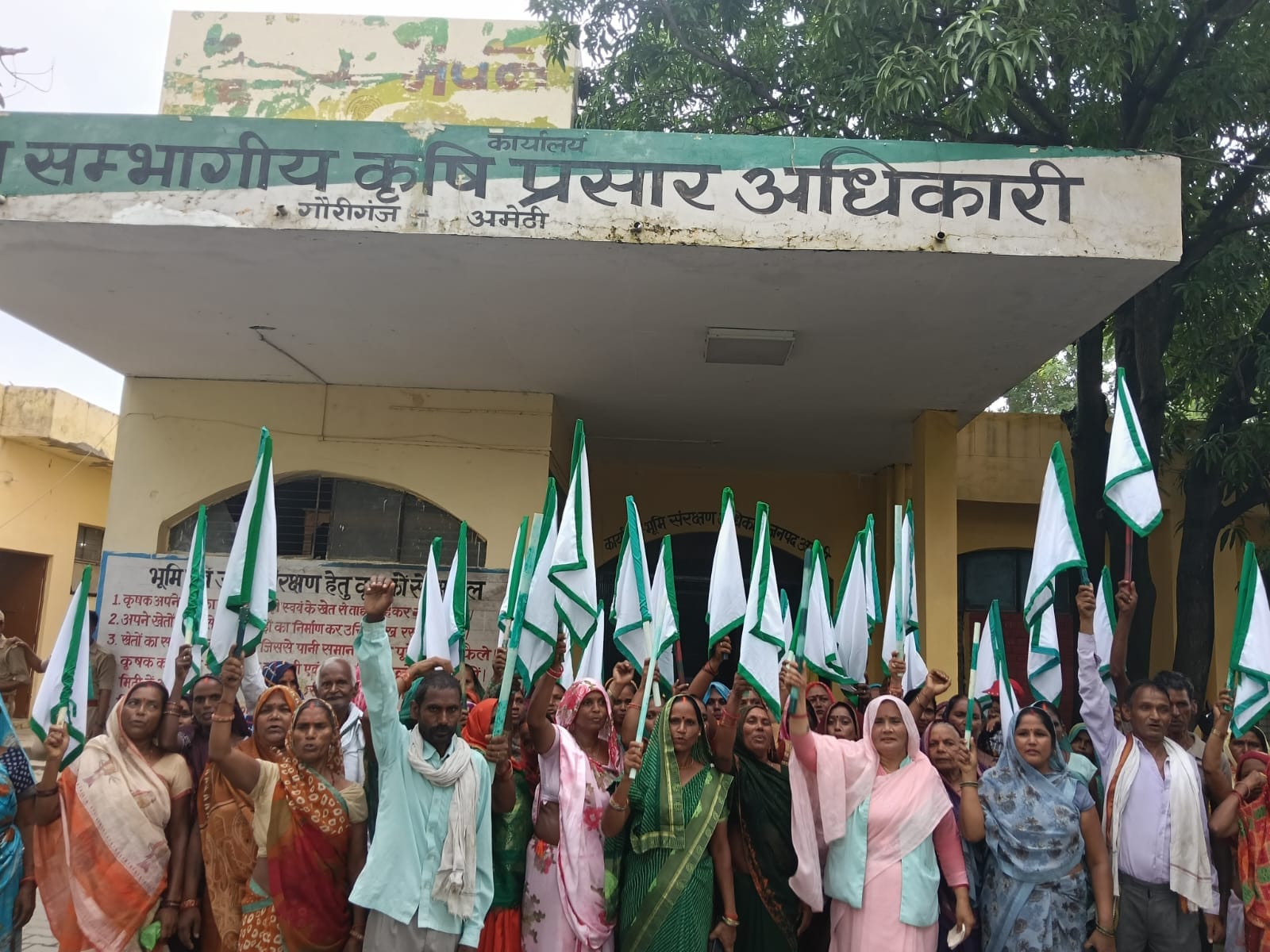 उप संभागीय कृषि प्रसार कार्यालय गेट पर प्रदर्शन करतीं महिला किसान। स्रोत संगठन