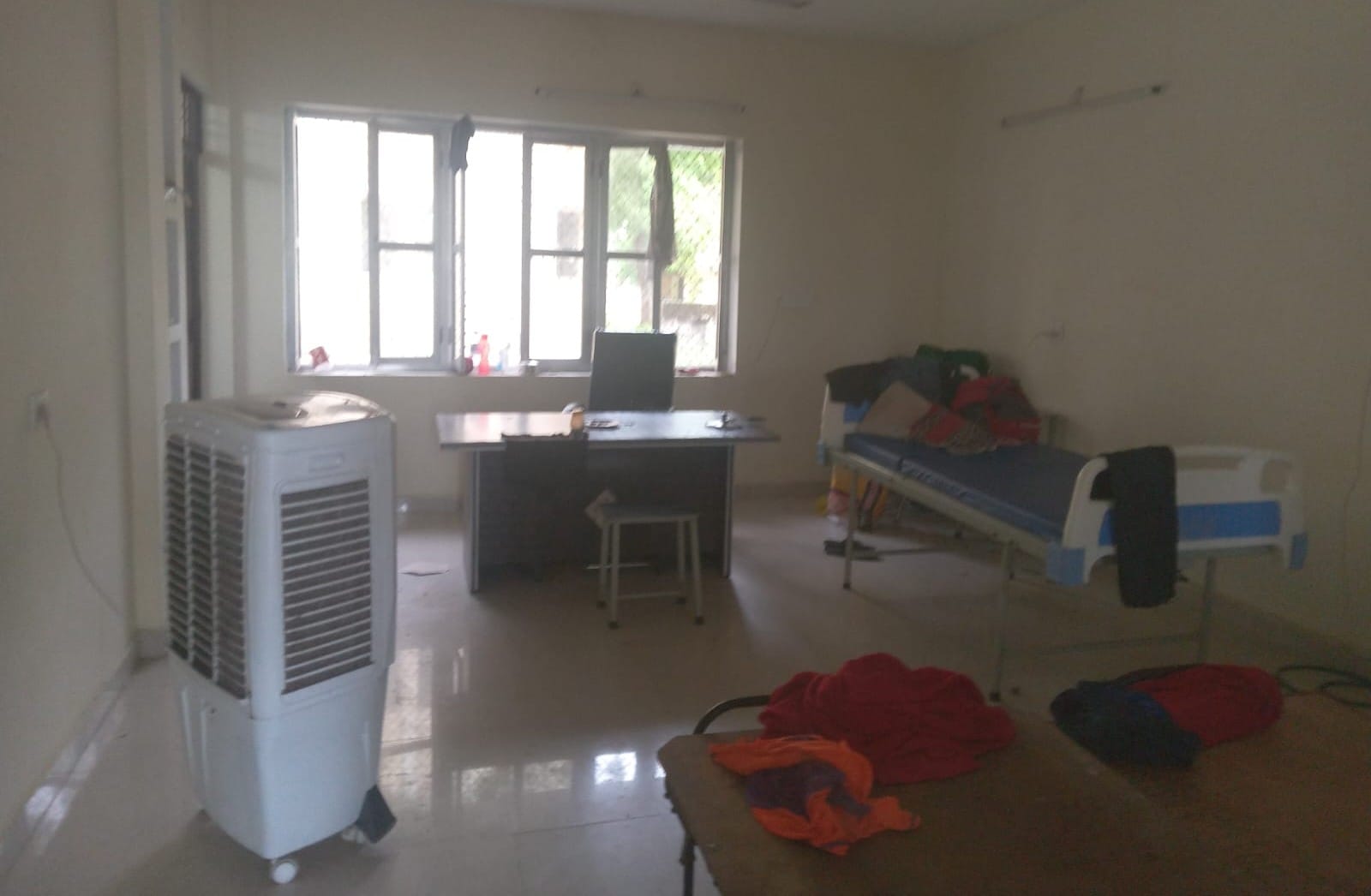 ऊंज थाने के अस्पताल में बिखरा सामान। संवाद
