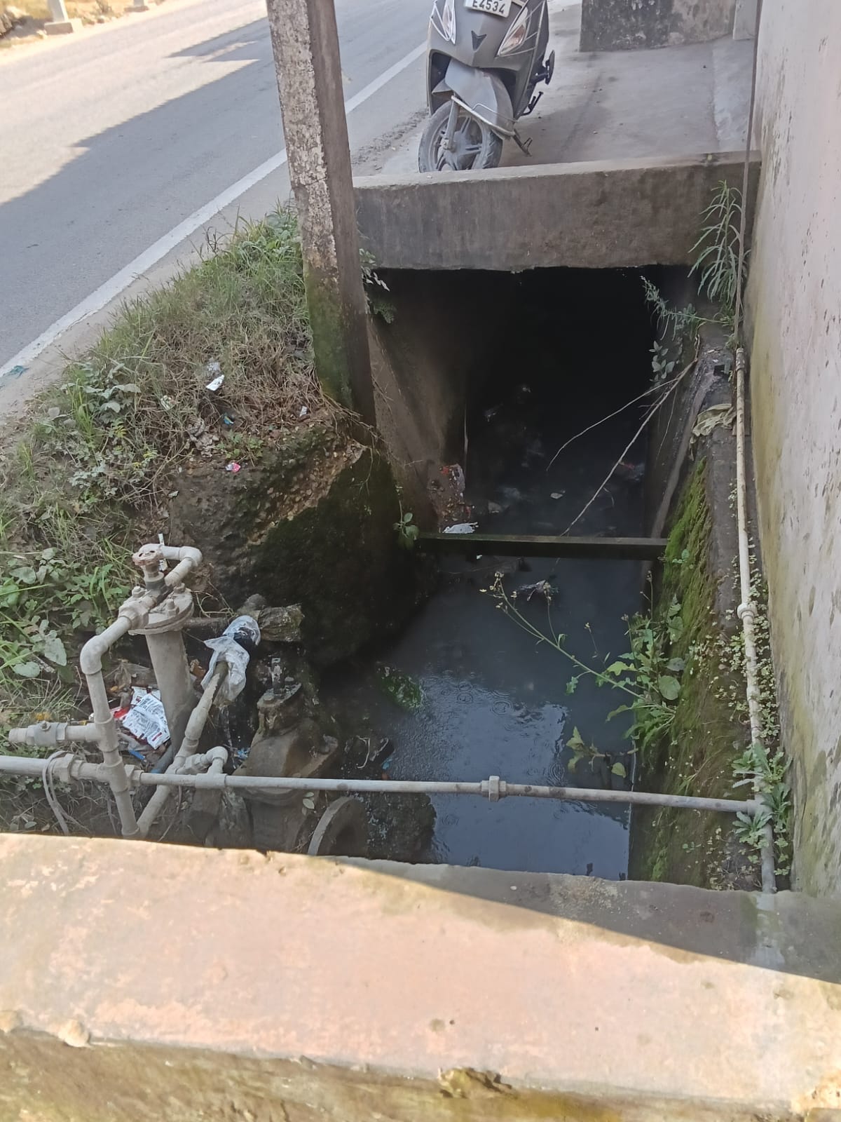 Drinking water pipes passing through filthy drains; risk of water contamination rises in the city.