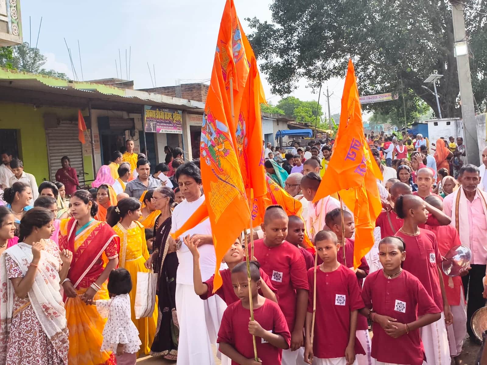 विण्ढमगंज क्षेत्र के मुड़िसेमर में  निकली जगन्नाथ रथयात्रा में शामिल श्रद्धालु। संवाद