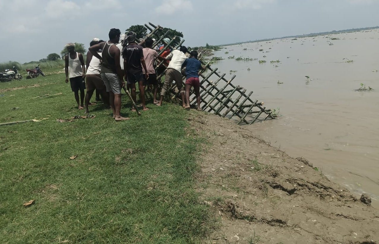 12 सगड़ी तहसील के सहबदिया में कटान रोकने के लिए नदी में बंबू क्रेट डालते श्रमिक। संवाद