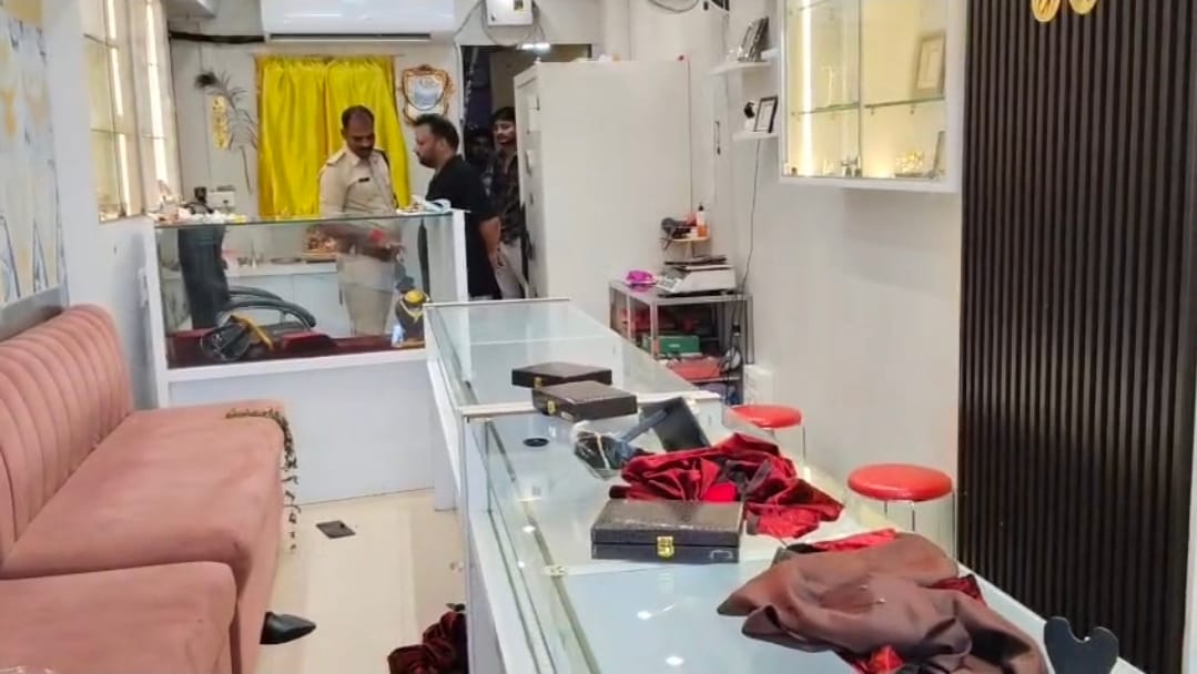 rohtas police investigation after jewellery worth 10 lakh looted in broad daylight bihar news