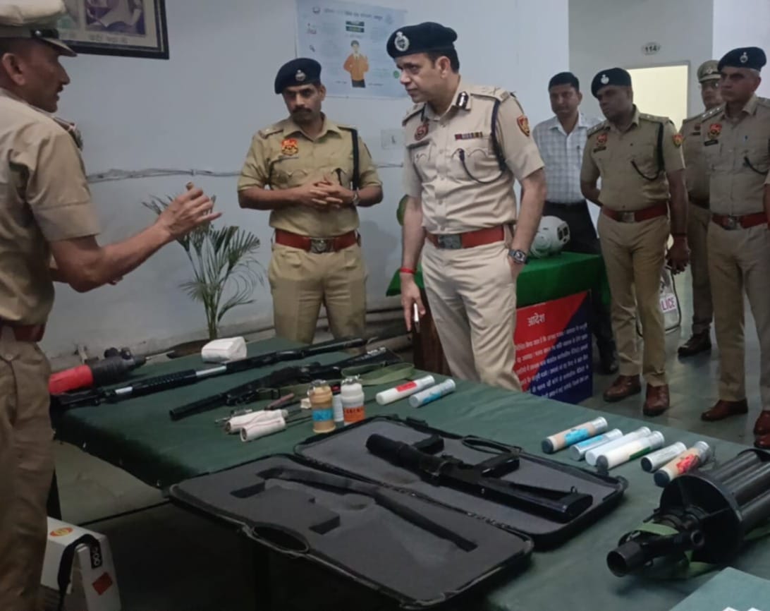 आईजीपी राकेश कुमार दंगा रोधक वाहनों व हथियारों का जायजा लेते हुए: पुलिस पीआरओ