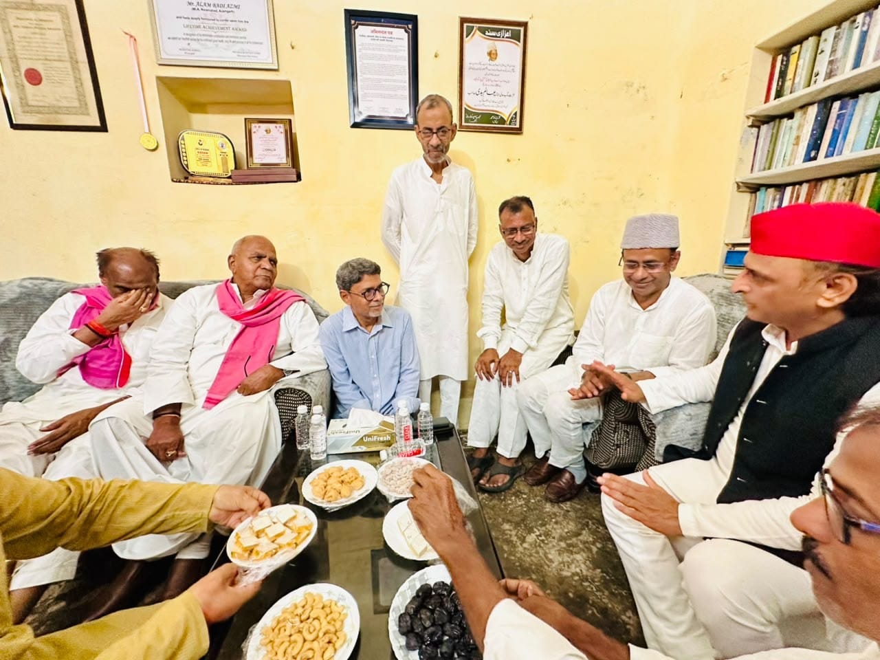 आलम बदी आजमी के परिजनों से मुलाकात करते अखिलेश यादव । संवाद