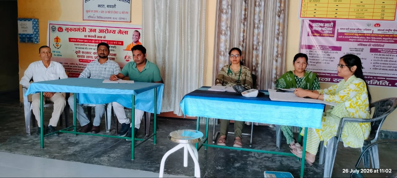 आरोग्य मेले में मरीजों का इलाज करते चिकित्सक