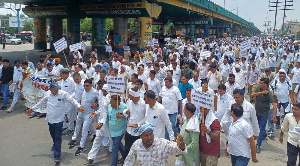 अंबाला छावनी बस अड्डा से परिवहन मंत्री के आवास का घेराव करने जाते रोडवेज कर्मचारी। संवाद