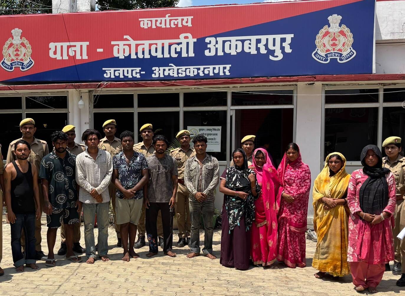 अकबरपुर कोतवाली में पुलिस हिरासत में अंतरराज्यीय गिरोह। स्रोत मीडिया सेल
