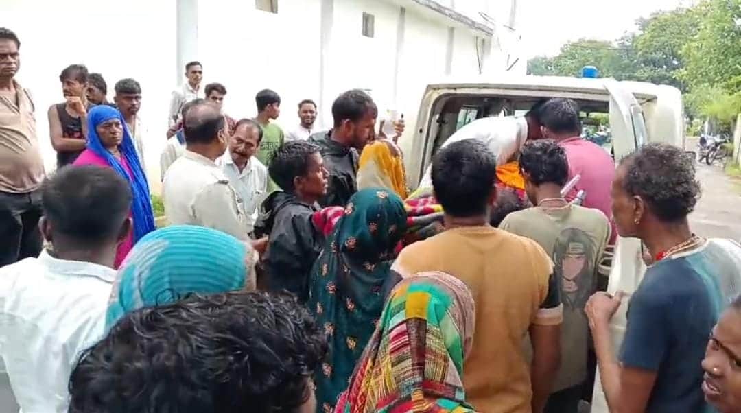 अस्पताल के बाहर मौजूद भीड़