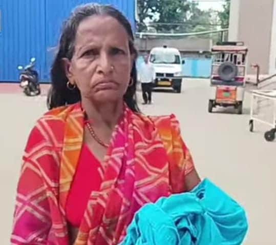 अस्पताल परिसर के मुख्य गेट पर प्रसव