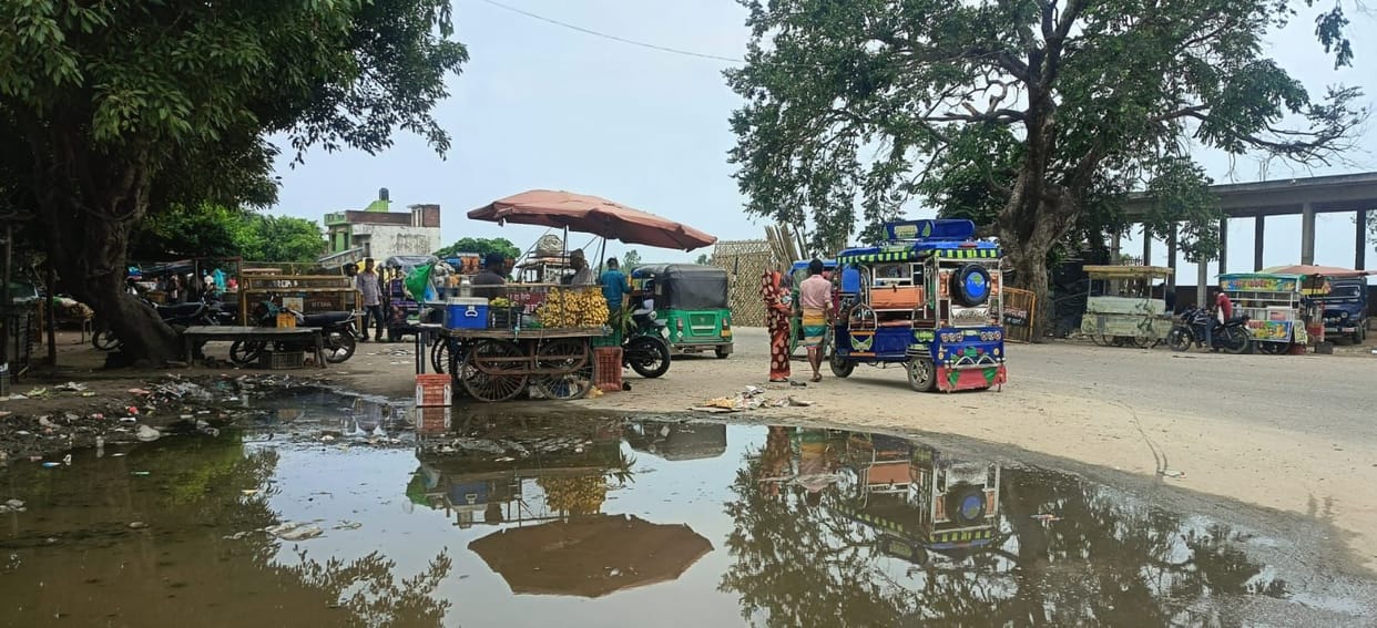 Preparations on Kanwar routes remain incomplete; potholes, mud, and traffic jams raise concerns.