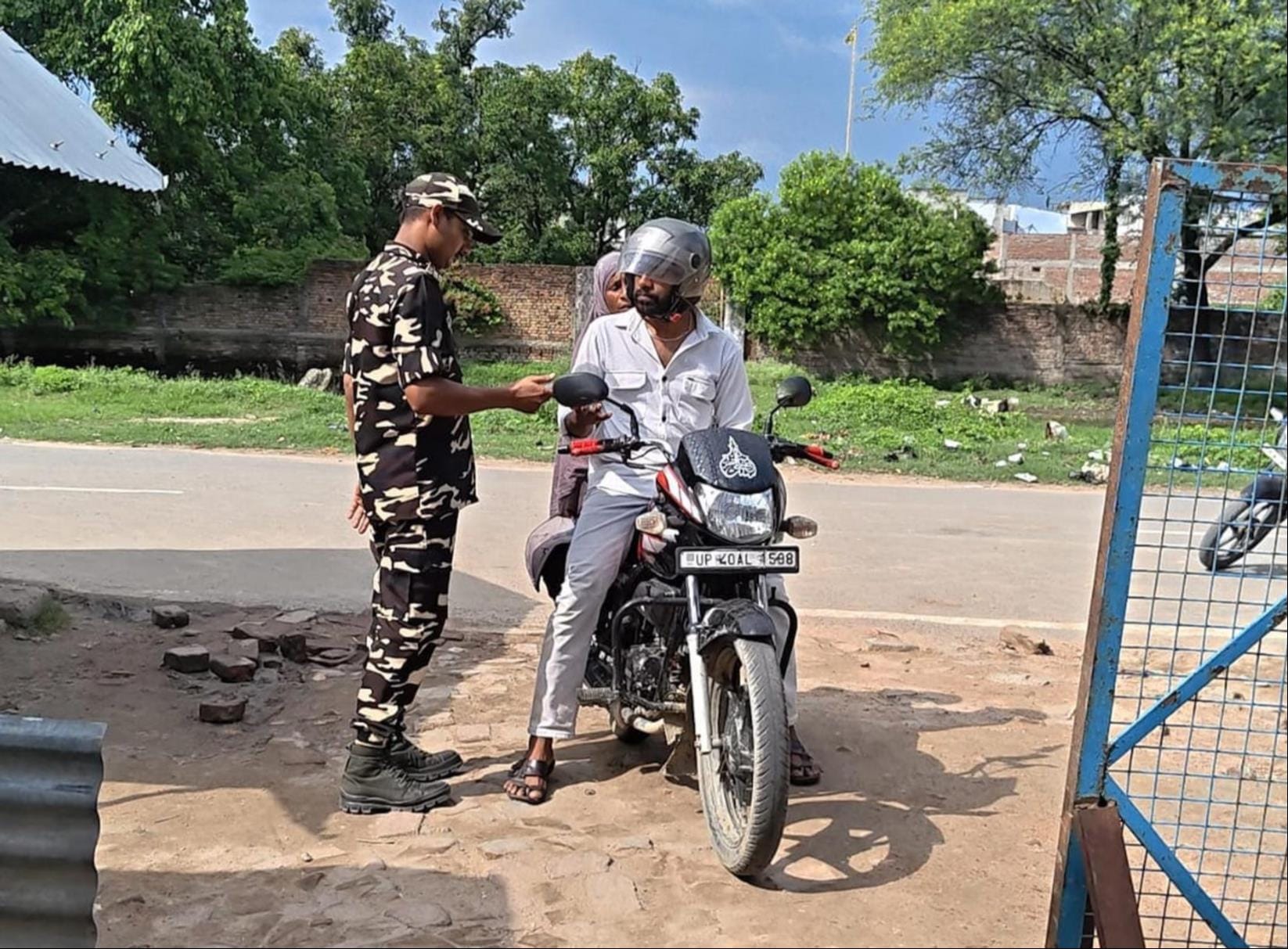 भारत-नेपाल सीमा स्थित पगडंडी पर वाहन चेकिंग करते एसएसबी के जवान।  -संवाद
