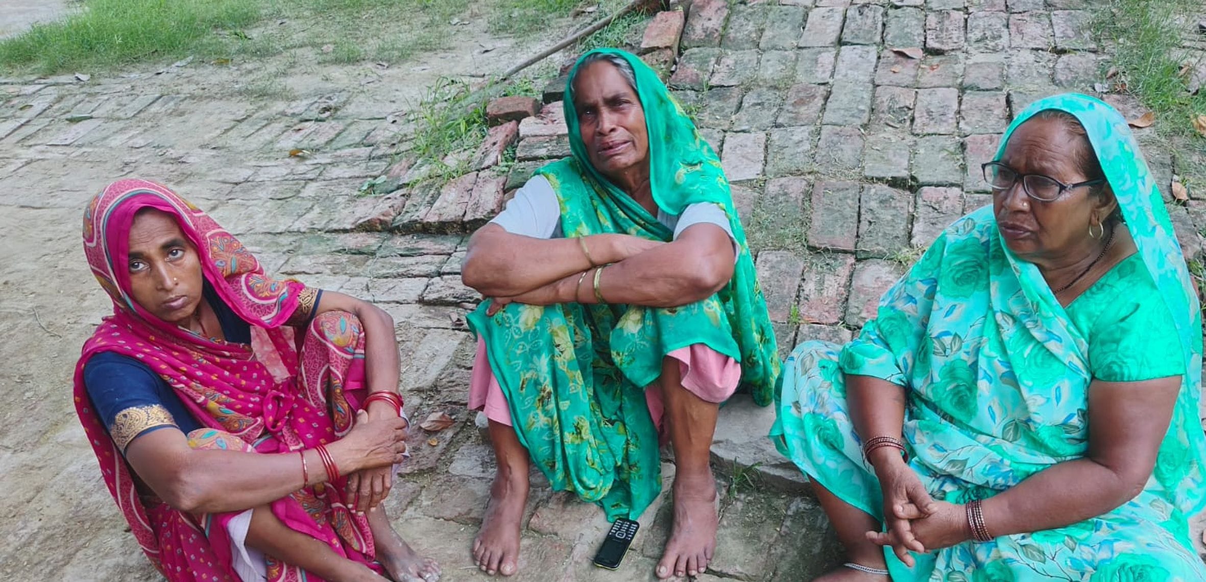 भेंटुआ के नौगिरवां गांव में रोत-बिलखते जंगू के परिजन। स्रोत: ग्रामीण