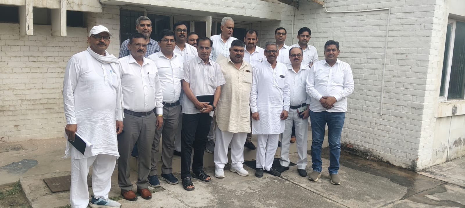 बिजली निगम की यूनियनों के सदस्य बैठक करते हुए। 