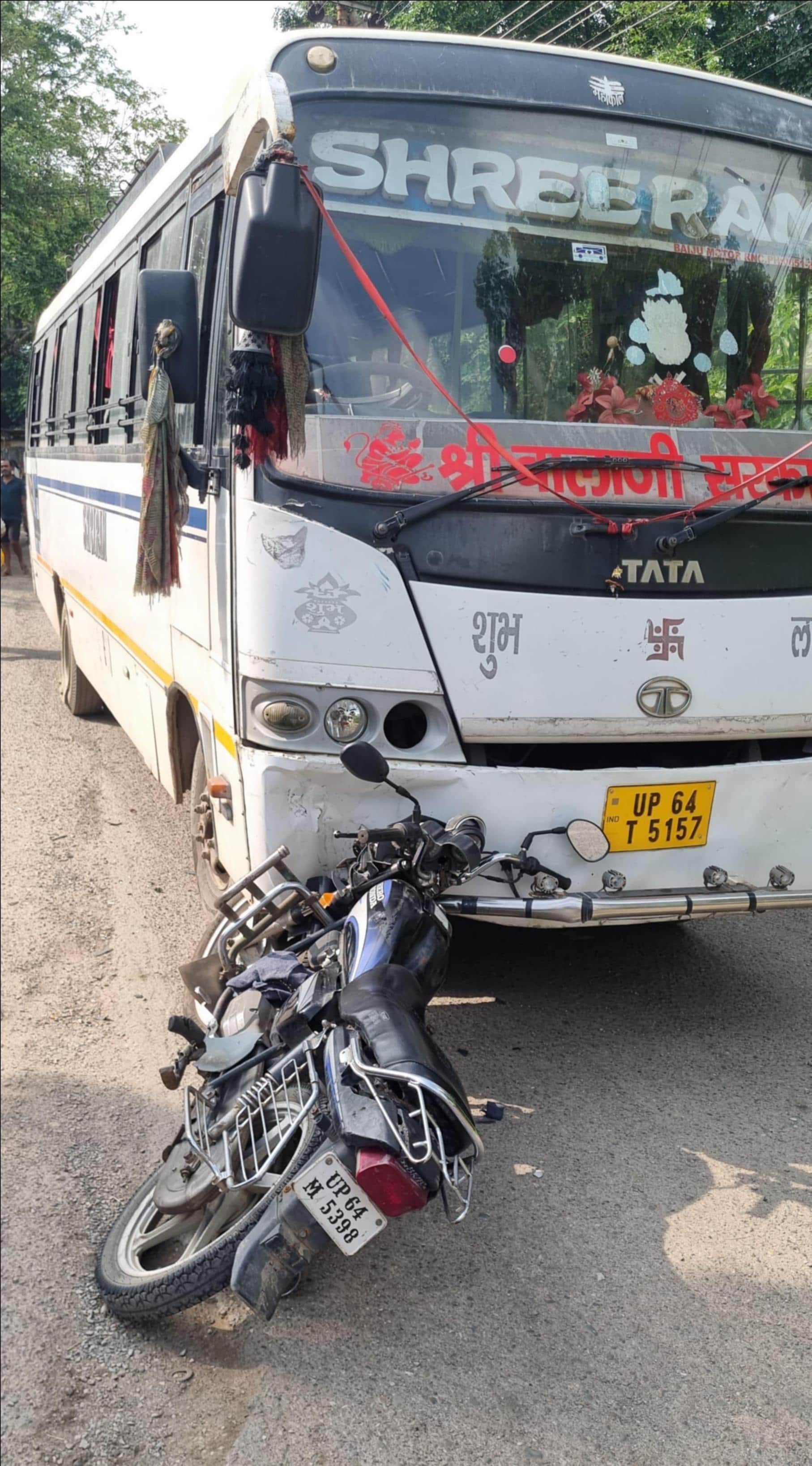 बीजपुर रेणुकूट मार्ग पर रायकालोनी मोड़ के समीप बाईक बस के भिडंत में गम्भीर रुप से घायल युवक।